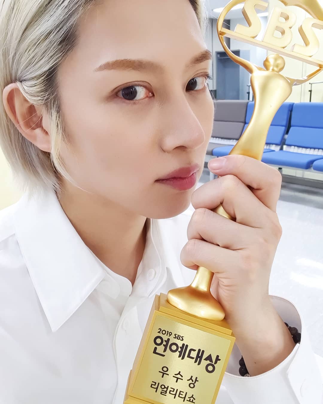 直播遇粉絲「暱稱DISS李秀滿」!SJ希澈瞬間笑瘋 銀赫狂追問:現場沒有攝影機?