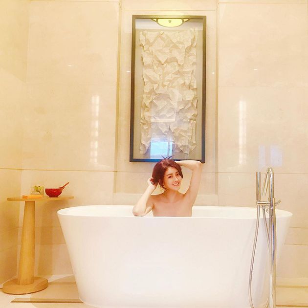 賴琳恩辣穿露背裝！驚見陳乃榮右手「位置尷尬」  甜喊：再這樣打手手喔～