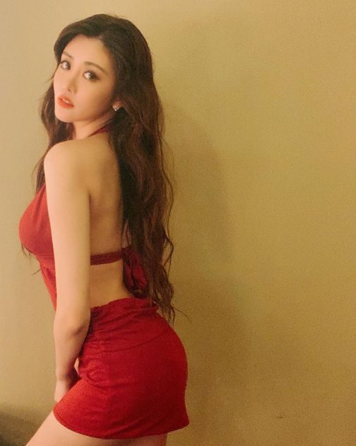 賴琳恩辣穿露背裝！驚見陳乃榮右手「位置尷尬」  甜喊：再這樣打手手喔～