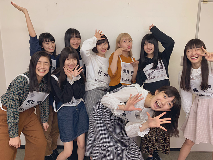 防疫出奇招！日本女團握手見面會「出動機器假手」　畫面太奇特笑翻網：是邪教儀式嗎？