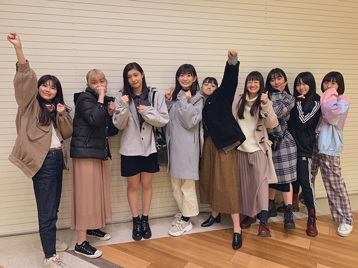 防疫出奇招！日本女團握手見面會「出動機器假手」　畫面太奇特笑翻網：是邪教儀式嗎？