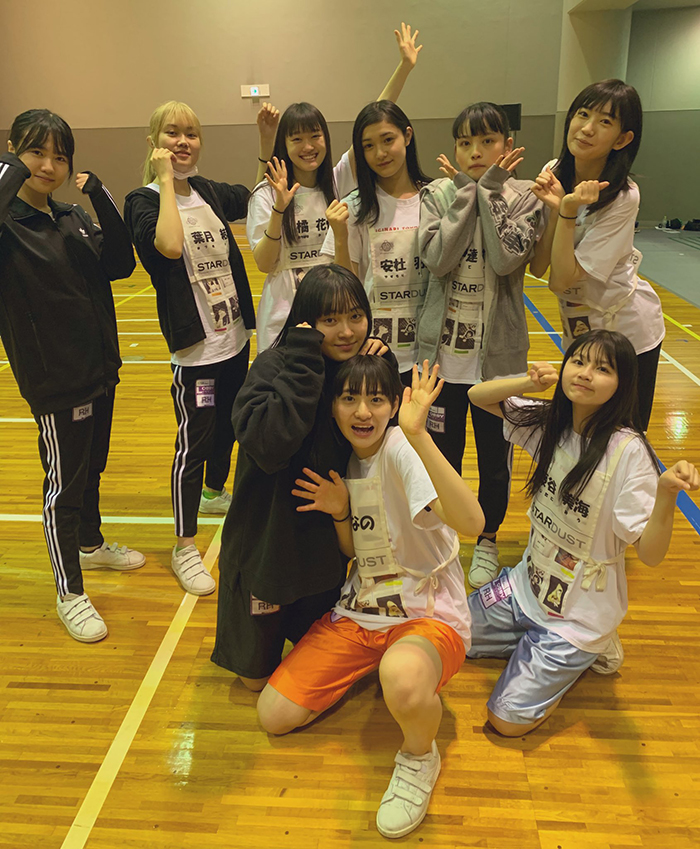 防疫出奇招！日本女團握手見面會「出動機器假手」　畫面太奇特笑翻網：是邪教儀式嗎？