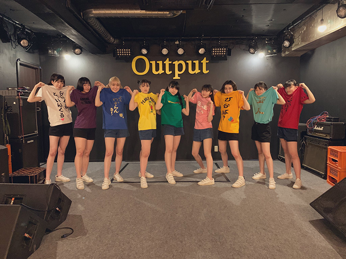 防疫出奇招！日本女團握手見面會「出動機器假手」　畫面太奇特笑翻網：是邪教儀式嗎？