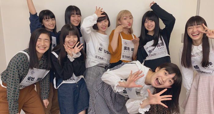防疫出奇招！日本女團握手見面會「出動機器假手」　畫面太奇特笑翻網：是邪教儀式嗎？