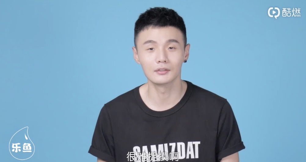 小眼睛撞臉貓狗!李榮浩童年照出土 「激萌渾圓大眼」網嚇到:太扯了