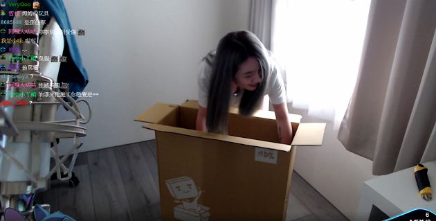 影／美女實況主「險曝光」！衣領太鬆彎腰身材現形  網激推：優質！