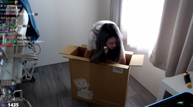 影／美女實況主「險曝光」！衣領太鬆彎腰身材現形  網激推：優質！