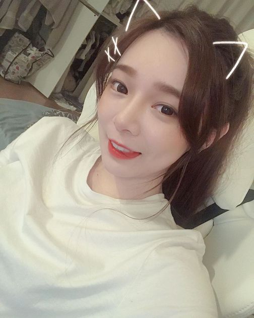 影／美女實況主「險曝光」！衣領太鬆彎腰身材現形  網激推：優質！