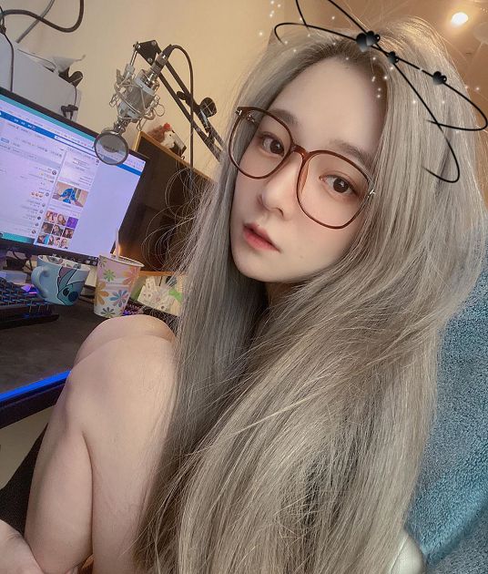 影／美女實況主「險曝光」！衣領太鬆彎腰身材現形  網激推：優質！