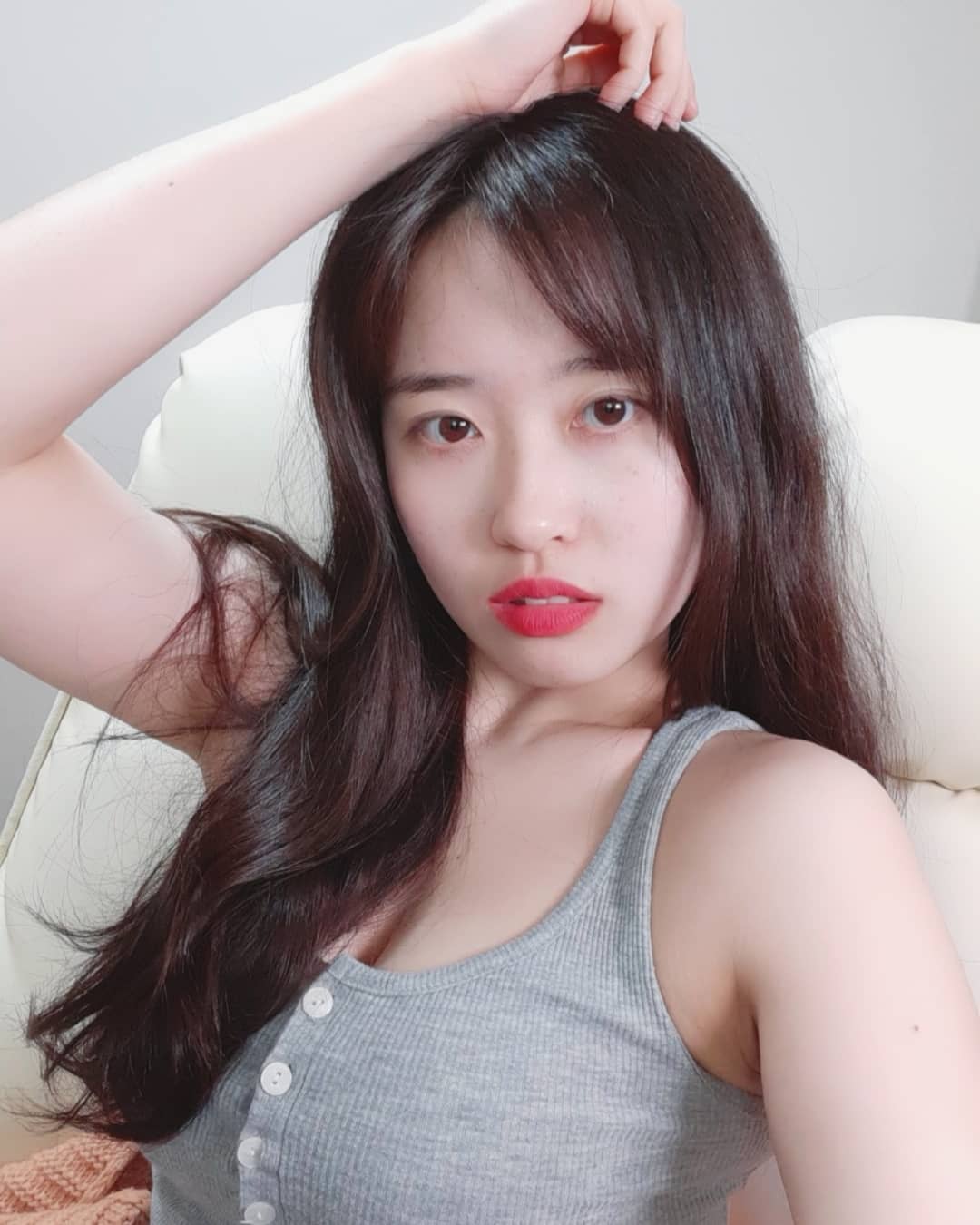 韓國實況主甜扮「兔女郎」！鏡頭前驚見「一條鴻溝」 網直呼：要被ban了