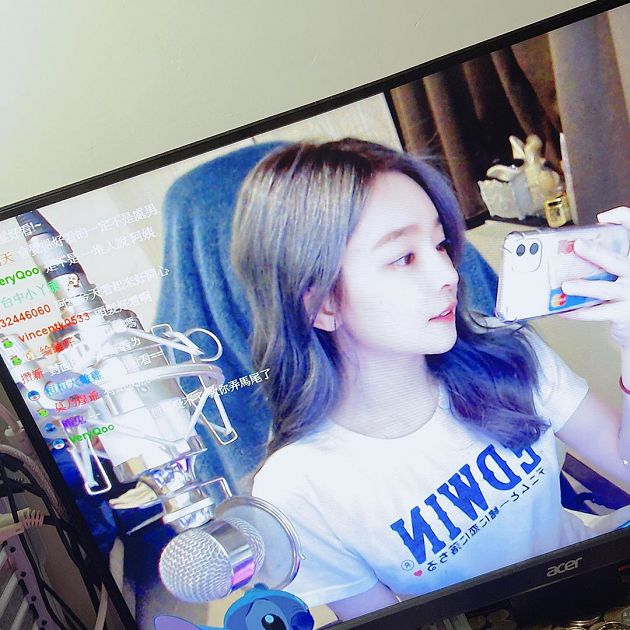 影／美女實況主「險曝光」！衣領太鬆彎腰身材現形  網激推：優質！