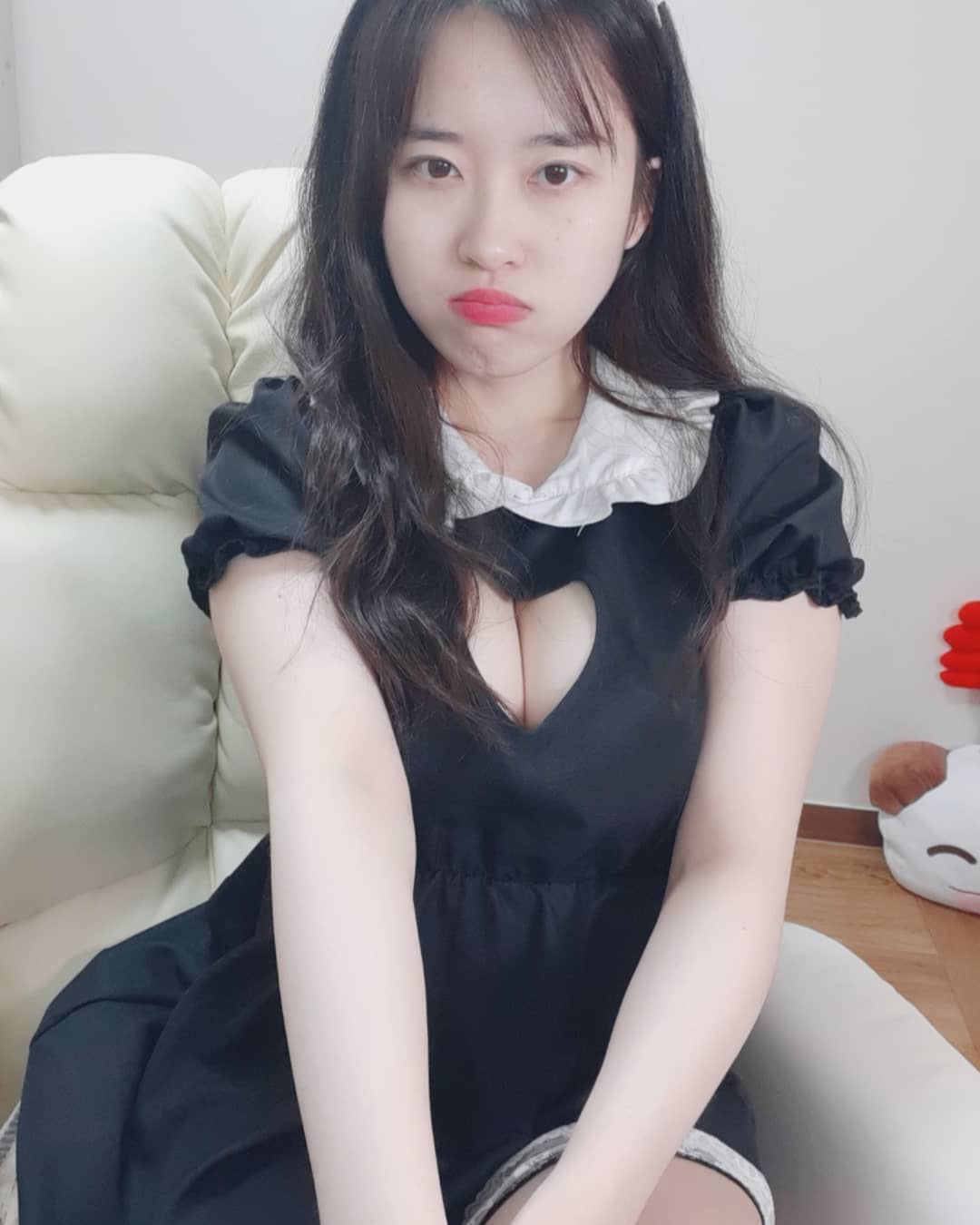 韓國實況主甜扮「兔女郎」！鏡頭前驚見「一條鴻溝」 網直呼：要被ban了