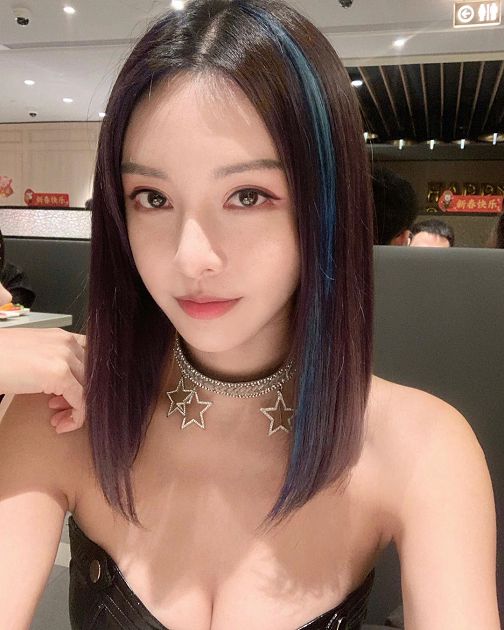 鋼琴女神穿比基尼刷法拉利!側身彈出「飽滿雙球+性感蜜臀」 網嗨:洗完換洗我!