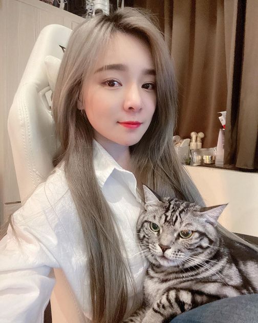 影／美女實況主「險曝光」！衣領太鬆彎腰身材現形  網激推：優質！