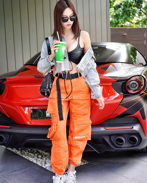 鋼琴女神穿比基尼刷法拉利!側身彈出「飽滿雙球+性感蜜臀」 網嗨:洗完換洗我!