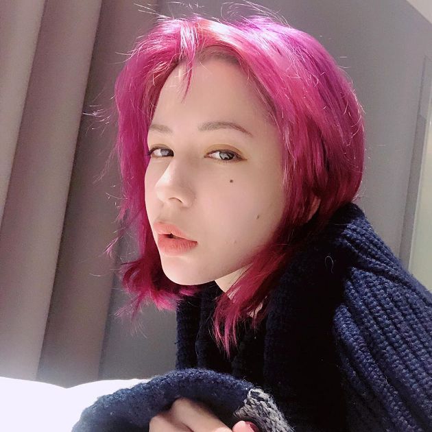 「燒衣、吞火柴」樣樣來!謝和弦失控嗆KT「A贍養費」 拿螺絲起子猛戳衣服咒罵:都去死!