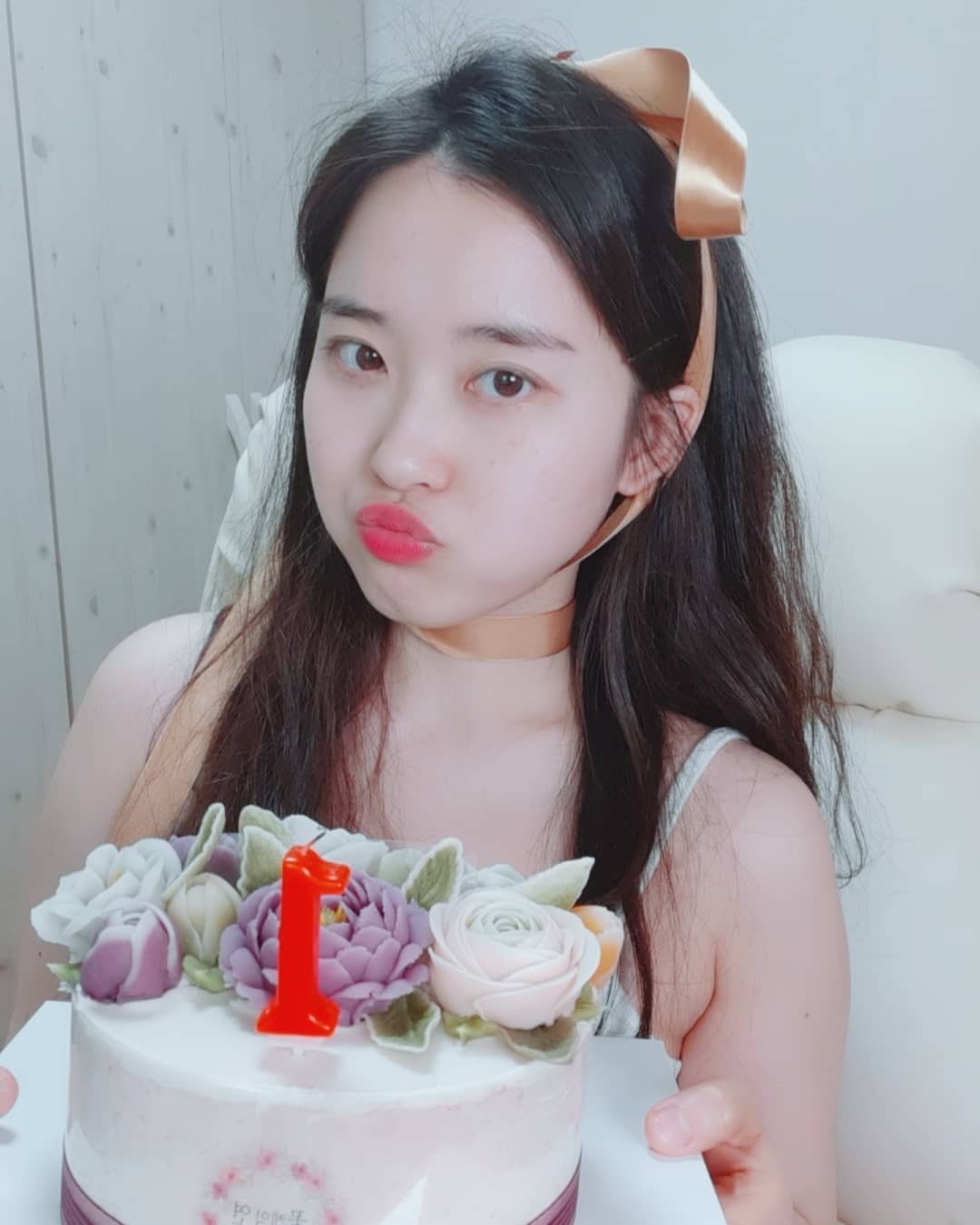 韓國實況主甜扮「兔女郎」！鏡頭前驚見「一條鴻溝」 網直呼：要被ban了