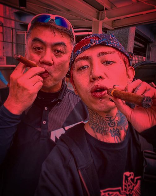 「燒衣、吞火柴」樣樣來!謝和弦失控嗆KT「A贍養費」 拿螺絲起子猛戳衣服咒罵:都去死!