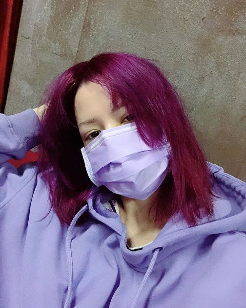 「燒衣、吞火柴」樣樣來!謝和弦失控嗆KT「A贍養費」 拿螺絲起子猛戳衣服咒罵:都去死!