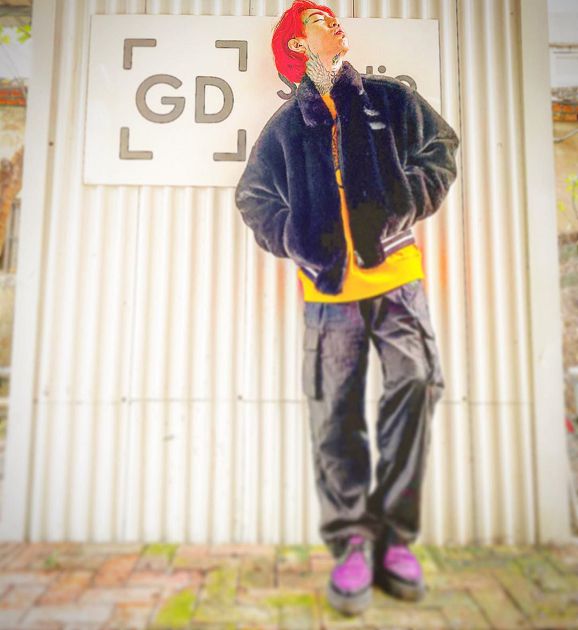 「燒衣、吞火柴」樣樣來!謝和弦失控嗆KT「A贍養費」 拿螺絲起子猛戳衣服咒罵:都去死!