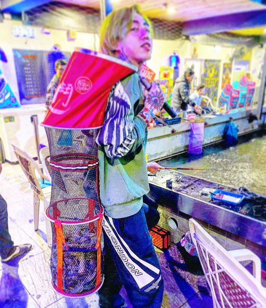 「燒衣、吞火柴」樣樣來!謝和弦失控嗆KT「A贍養費」 拿螺絲起子猛戳衣服咒罵:都去死!