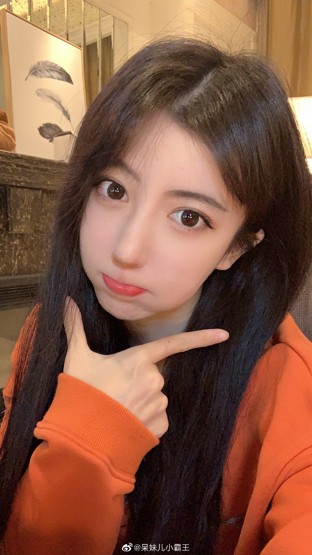 實況兇妹挨轟賣肉!登18禁封面被流出 「銷魂模樣」20萬人看光!