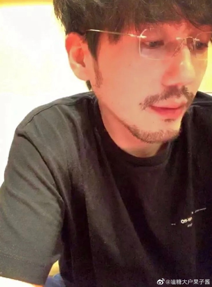 居家隔離大崩壞!男神們「宅家太久沒出門」近況曝光 網爆笑:男生原來都一樣!