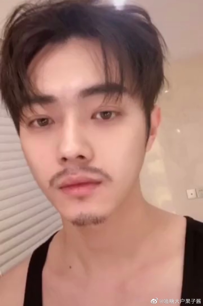 居家隔離大崩壞!男神們「宅家太久沒出門」近況曝光 網爆笑:男生原來都一樣!