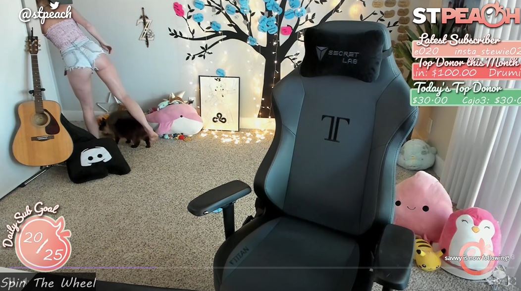 熱褲短過頭！直播主一站起身「蜜桃臀」炸出  網全傻眼：都看光了