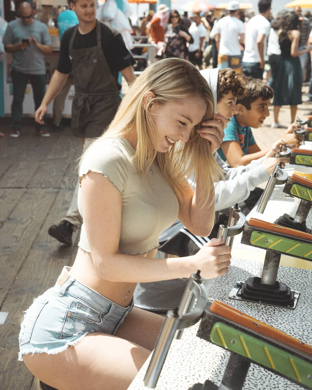 熱褲短過頭！直播主一站起身「蜜桃臀」炸出  網全傻眼：都看光了