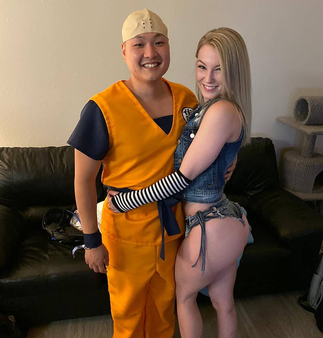 熱褲短過頭！直播主一站起身「蜜桃臀」炸出  網全傻眼：都看光了