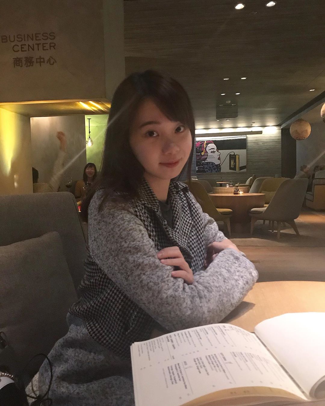 開房就送口罩!香港正妹「趴床宣傳照」曝光 網:這是在賣肉?