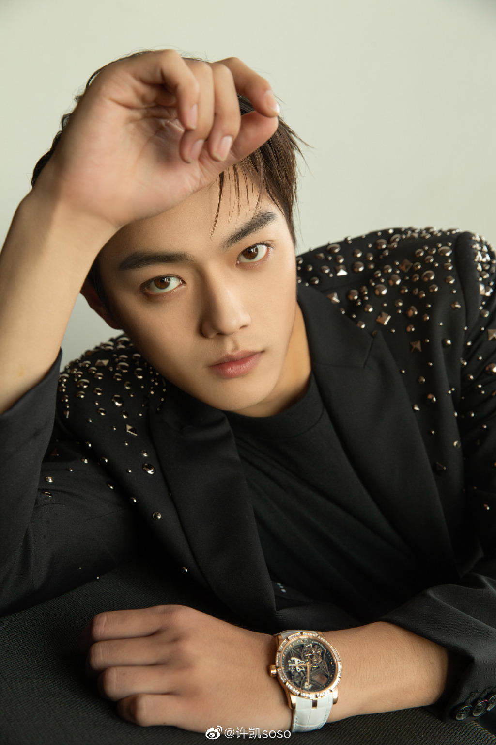 居家隔離大崩壞!男神們「宅家太久沒出門」近況曝光 網爆笑:男生原來都一樣!