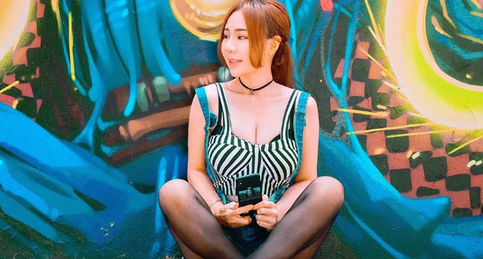 野生正妹「胸前沉甸甸」!雙球野外露出 身份被神出:是知名網紅