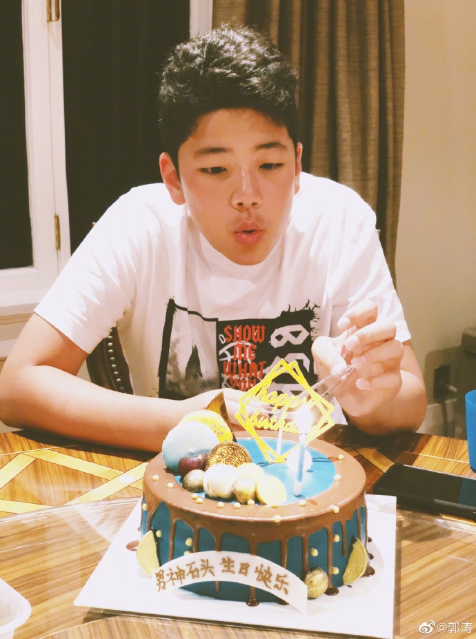 《爸爸》石頭「7年後近照曝光」！小胖子成壯碩少年　網驚嘆：好嚇人