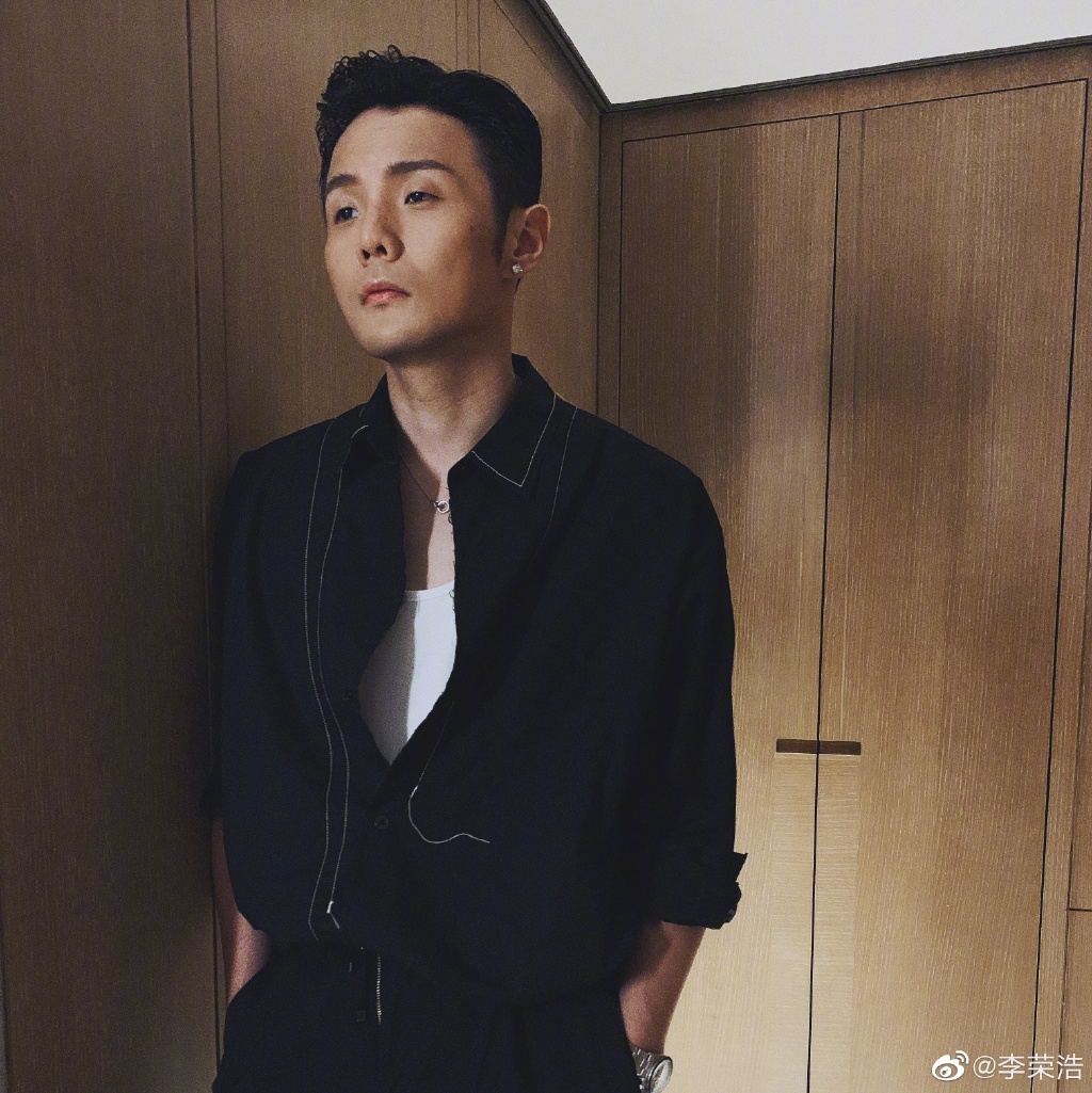 亂入張藝興直播被淹沒！李榮浩留言抗議「超委屈」　網笑炸：大型吃醋現場！