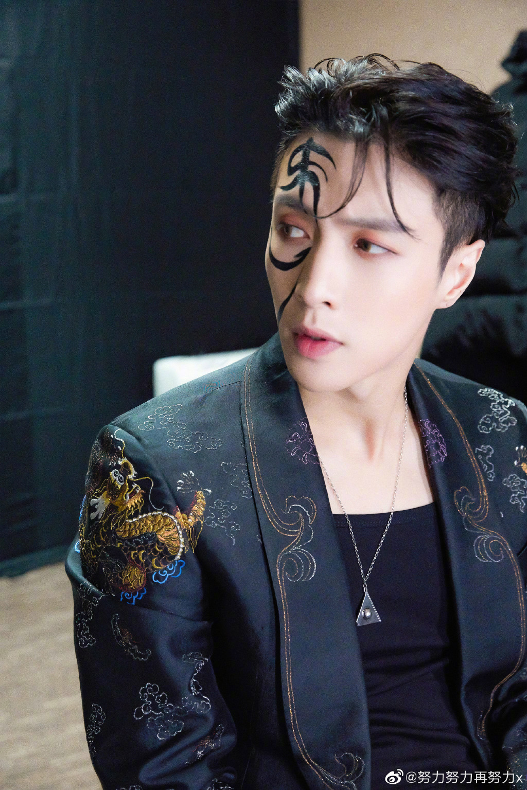 亂入張藝興直播被淹沒！李榮浩留言抗議「超委屈」　網笑炸：大型吃醋現場！