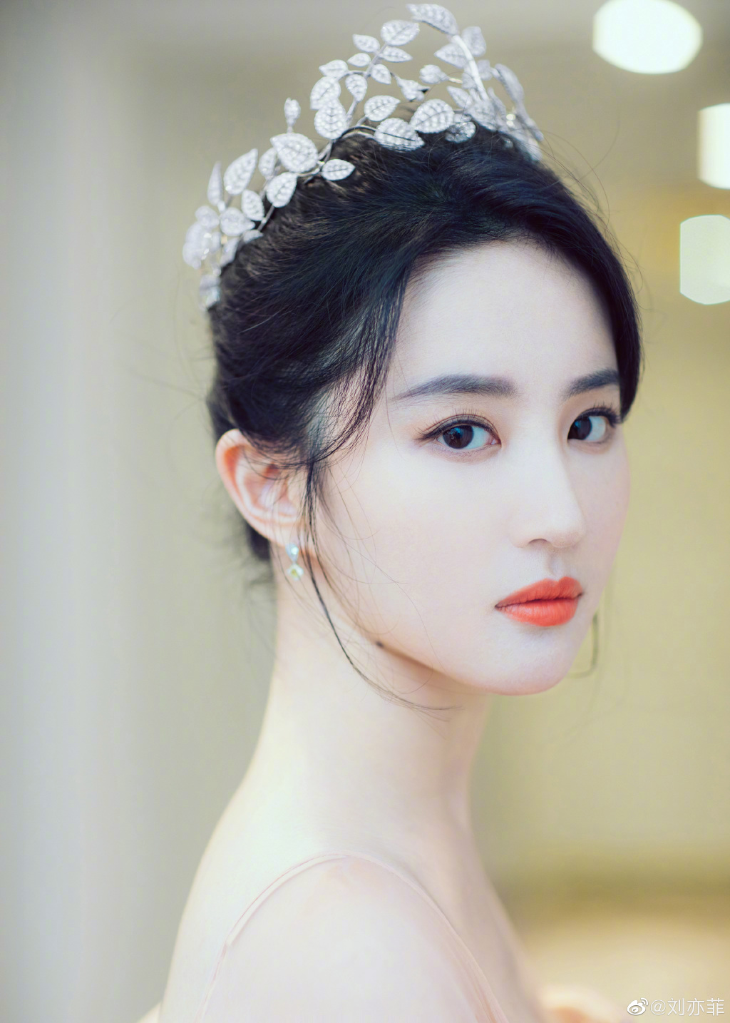 劉亦菲辣秀腹肌！邪惡視角卻歪樓「美胸佔滿版面」　網羞喊：太兇殘！