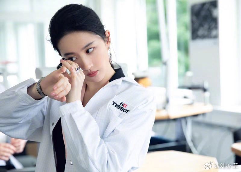 劉亦菲辣秀腹肌！邪惡視角卻歪樓「美胸佔滿版面」　網大呼：太兇殘！