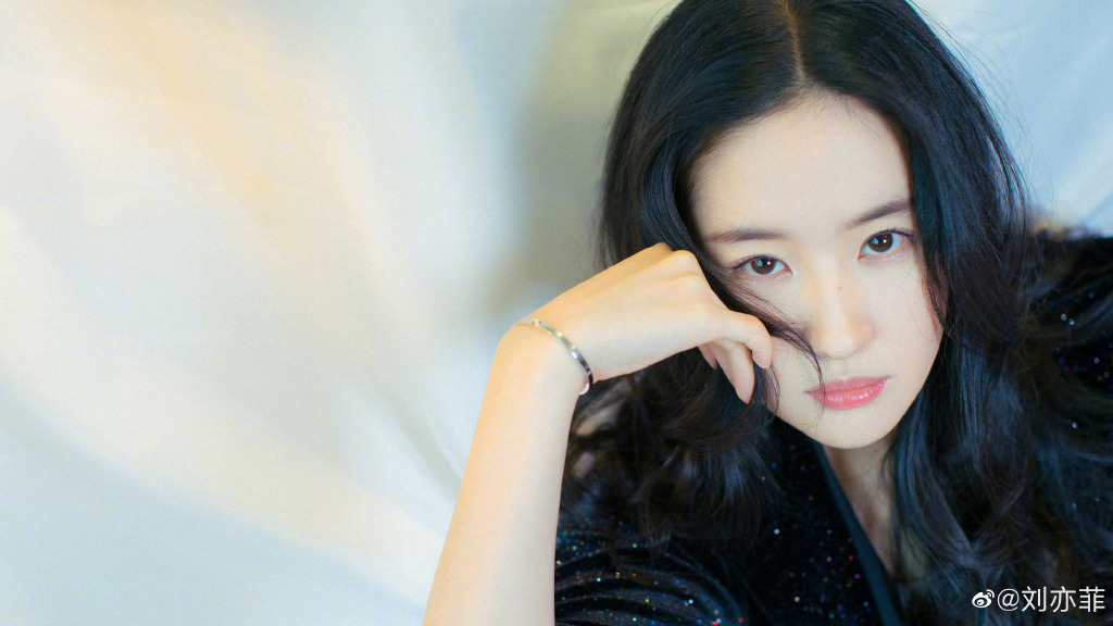 劉亦菲辣秀腹肌！邪惡視角卻歪樓「美胸佔滿版面」　網大呼：太兇殘！