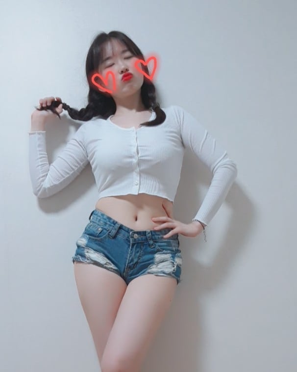 影/超兇妹「車頭燈噴發」!深V狂搖「長輩快掉出」 網直呼:晃到頭暈!