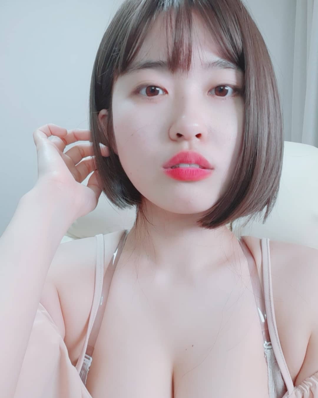 影/超兇妹「車頭燈噴發」!深V狂搖「長輩快掉出」 網直呼:晃到頭暈!