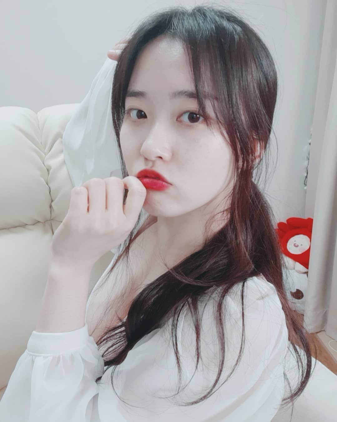 影/超兇妹「車頭燈噴發」!深V狂搖「長輩快掉出」 網直呼:晃到頭暈!