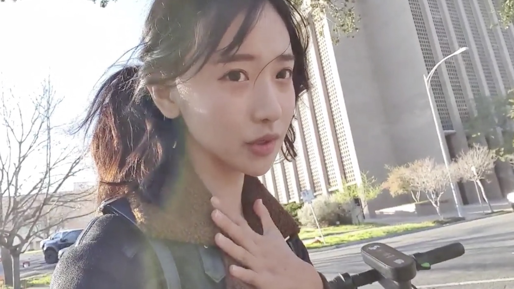 私密影片外流!企鵝妹「醉倒男實況主家中」 迷濛表情全拍下!