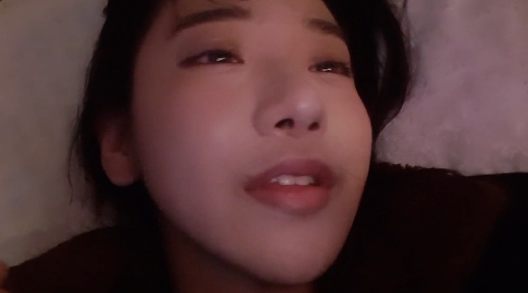 私密影片外流!企鵝妹「醉倒男實況主家中」 迷濛表情全拍下!