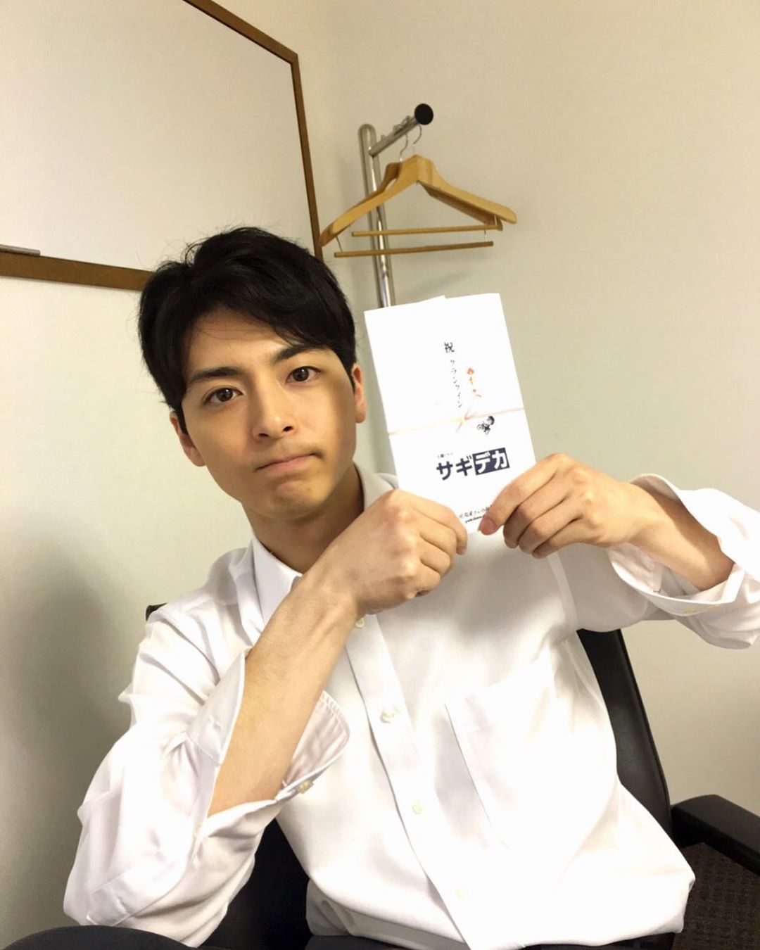 他的內褲都是我在洗！ 女經紀人「迷偶像過頭」警告合作女藝人：不準講話