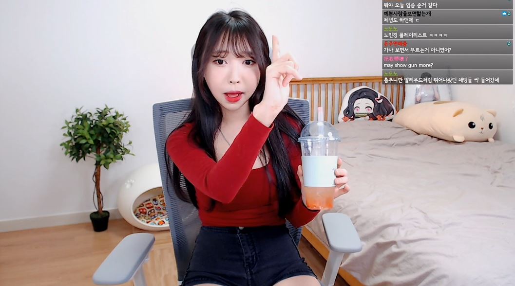 韓國清純直播主講「咩修乾某？」 比出「砰」手勢 網崩潰：怪叔叔亂教