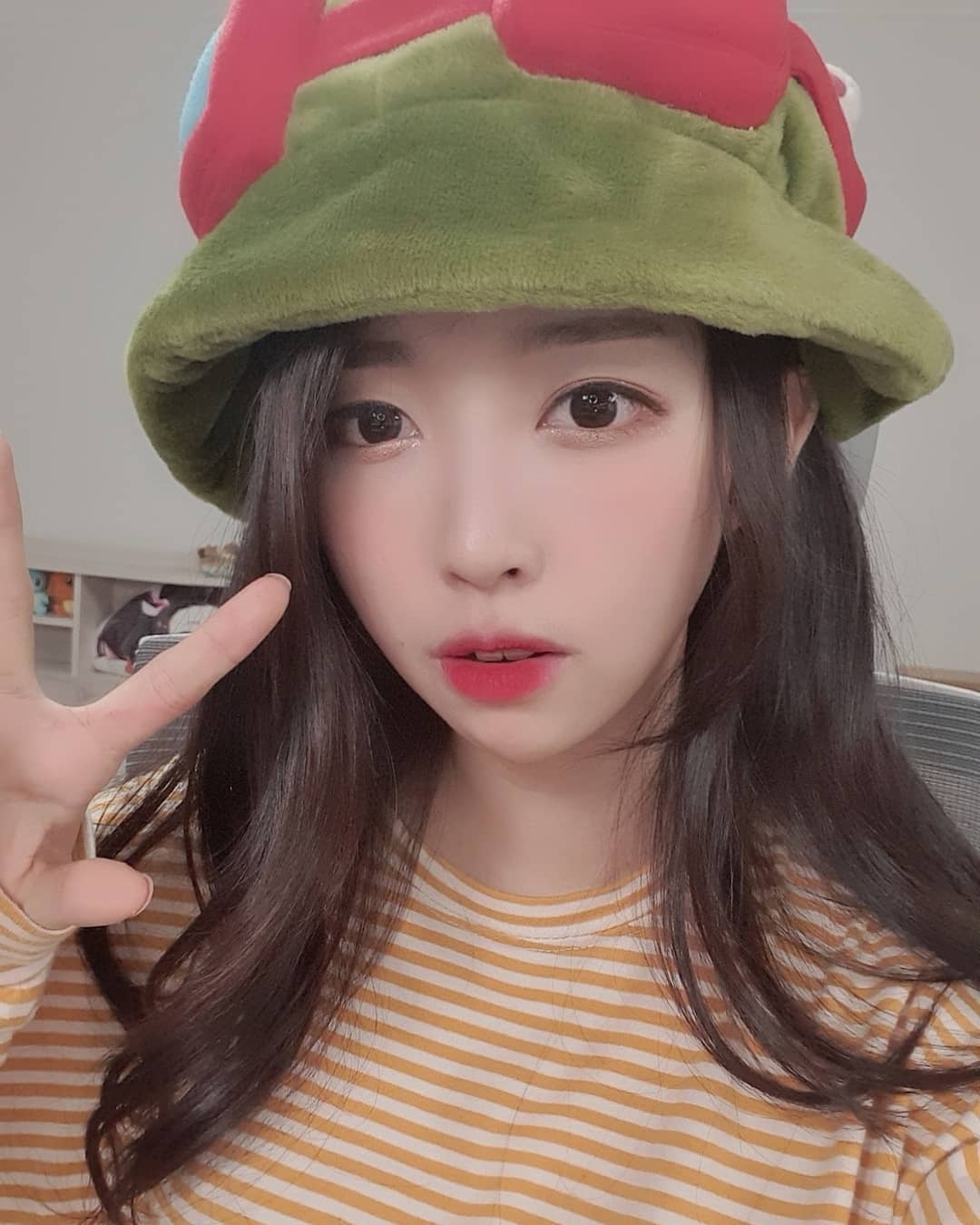 韓國清純直播主講「咩修乾某？」 比出「砰」手勢 網崩潰：怪叔叔亂教