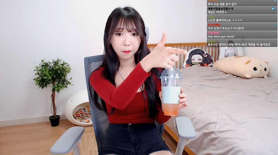 韓國清純直播主講「咩修乾某？」 比出「砰」手勢 網崩潰：怪叔叔亂教