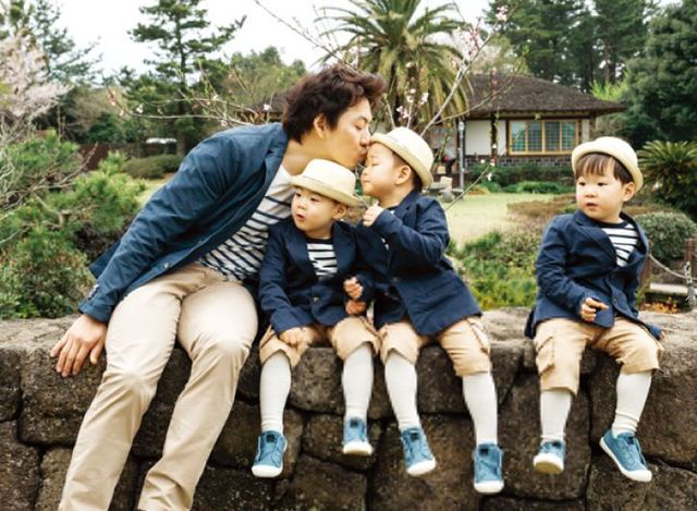 《超人》「大韓民國萬歲」暴風成長!三兄弟帥氣西裝照曝光 網驚呼:根本歐巴了